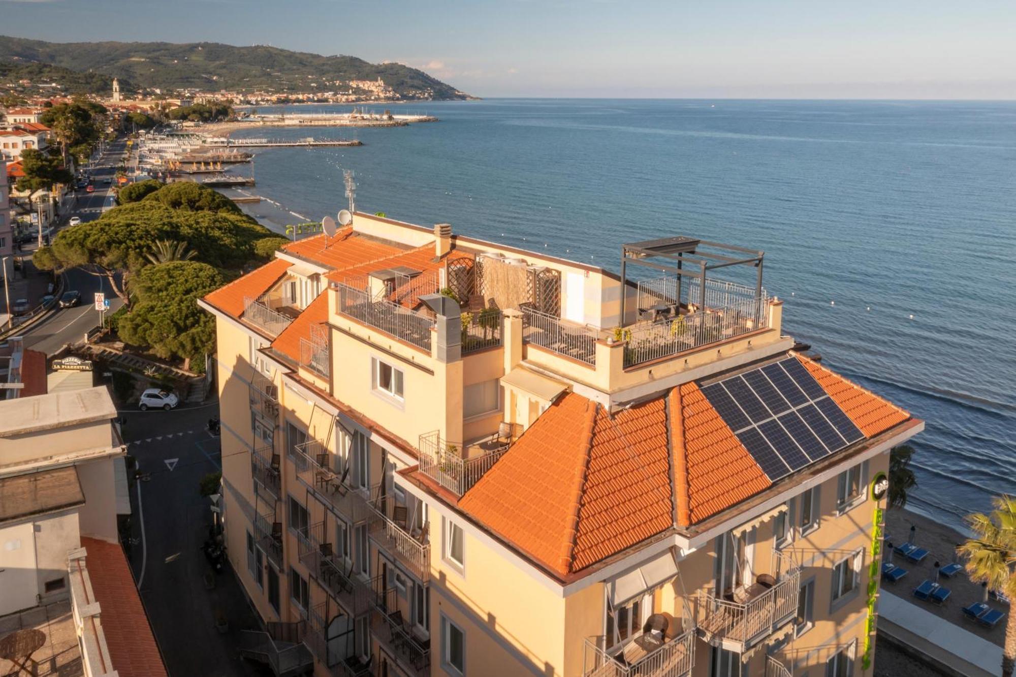 B&B Hotel Diano Marina Palace Exterior photo