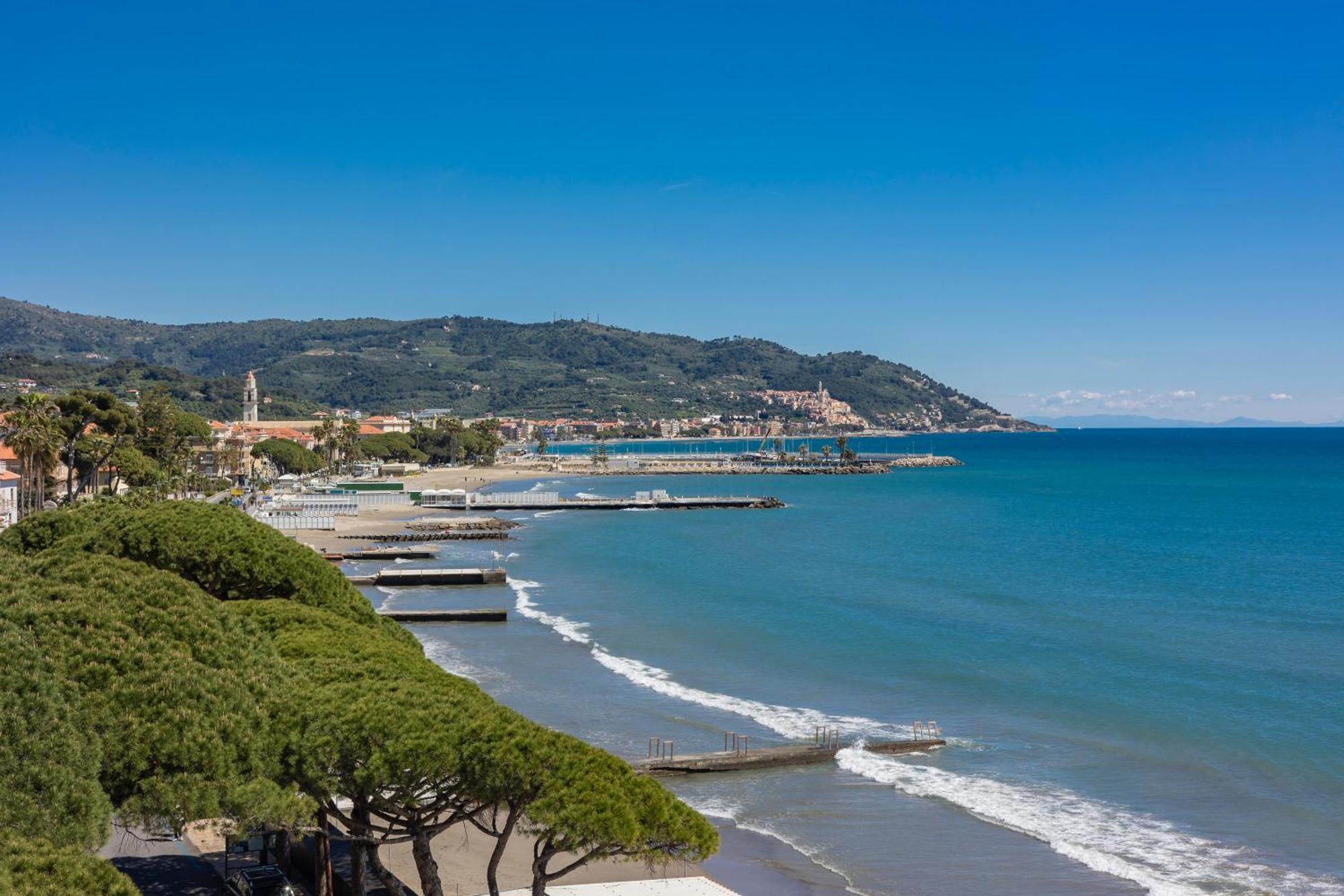 B&B Hotel Diano Marina Palace Exterior photo