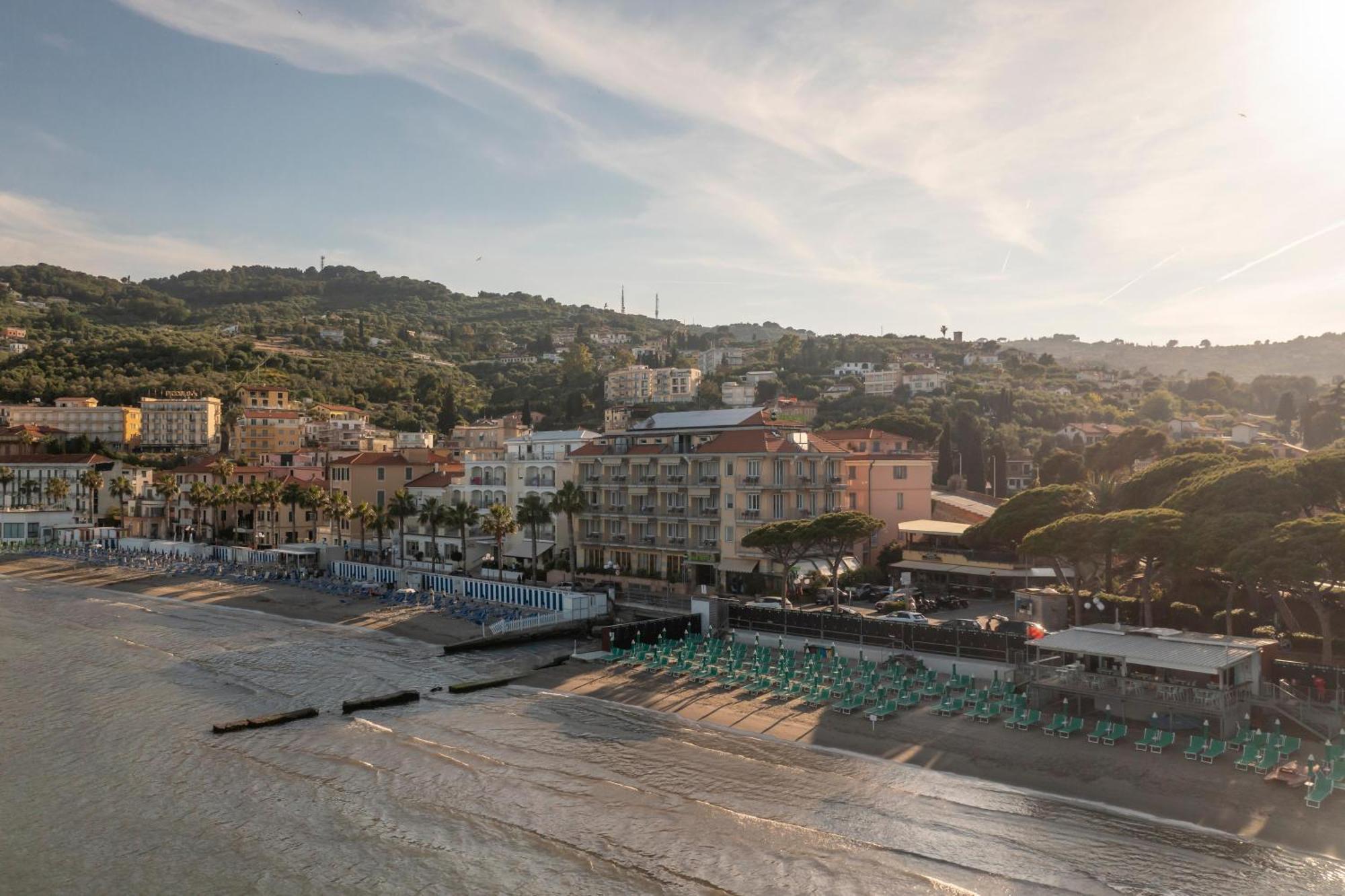 B&B Hotel Diano Marina Palace Exterior photo