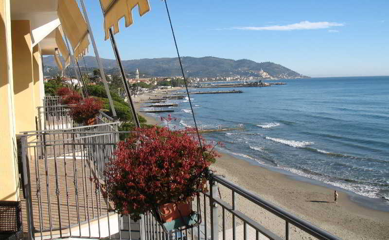 B&B Hotel Diano Marina Palace Exterior photo